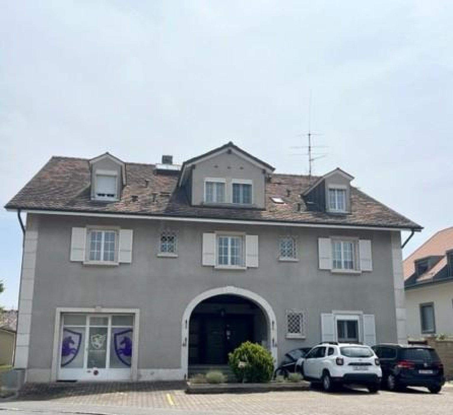 Bel appartement situé au 2ème étage d'un petit immeuble sur Eysins